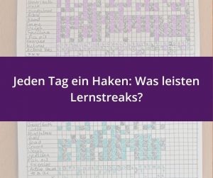 Zwei handgeschriebene Habit-Tracker auf Papier, erledigte Gewohnheiten farbig markiert – oben in Rosa/Lila, unten in Blaugrün. In der Bildmitte ein violettes Banner mit der weißen Aufschrift: Jeden Tag ein Haken: Was leisten Lernstreaks?