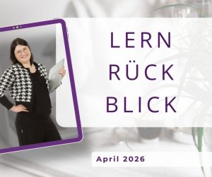 Martina Klinkowski lächelnd mit Laptop in einem lila Tablet-Rahmen, rechts daneben der Schriftzug Lernrückblick April 2026 auf hellem Hintergrund mit Pflanzen