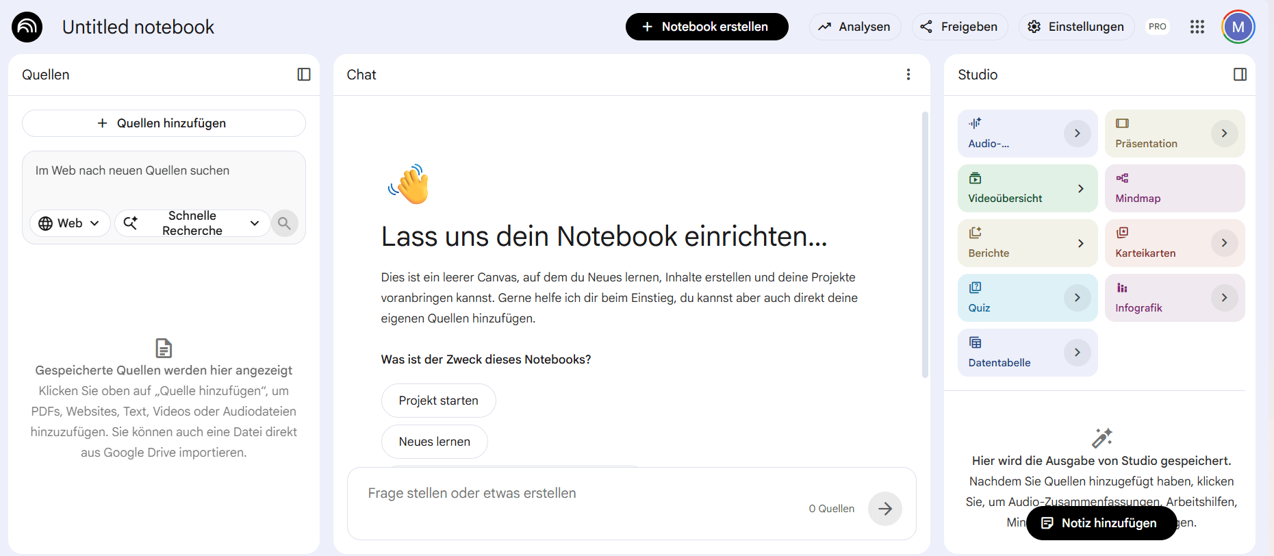 Screenshot der NotebookLM-Oberfläche mit Quellen-Panel links, Chat in der Mitte und dem Studio-Panel rechts mit Funktionen wie Audio, Mindmap, Karteikarten, Quiz und Infografik