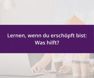 Person in rosafarbenem Oberteil sitzt am Schreibtisch vor einem Laptop, hält einen Coffee-to-go-Becher, daneben zwei weitere Kaffeebecher