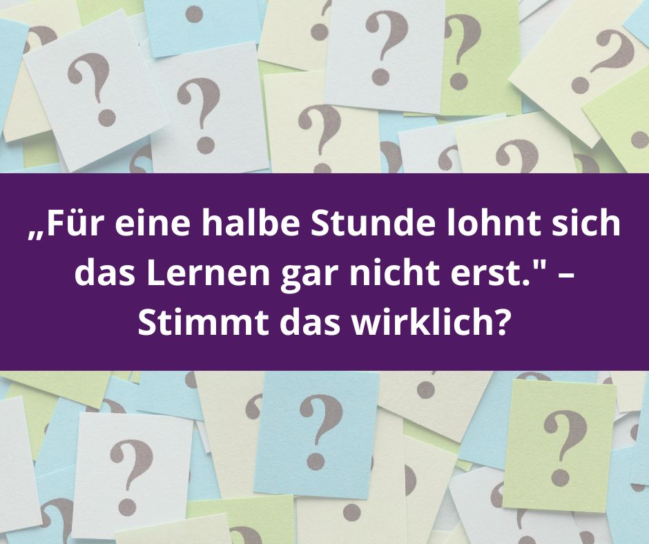 Viele bunte Notizzettel mit aufgedruckten Fragezeichen, darüber ein violettes Textband mit der Frage: „Für eine halbe Stunde lohnt sich das Lernen gar nicht erst." – Stimmt das wirklich?