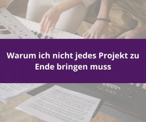 Hände spielen auf einem Keyboard, davor eine Notenlern-Hilfe mit Tastenbeschriftung und Notenblätter auf einem Ständer. Über dem Bild ein violettes Banner mit dem weißen Titel „Warum ich nicht jedes Projekt zu Ende bringen muss“.