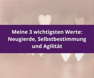 Beitragsbild mit dem Titel ‚Meine 3 wichtigsten Werte: Neugierde, Selbstbestimmung und Agilität' in weißer Schrift auf einem lilafarbenen Balken, dahinter unscharfe Lichter in Herzform auf rosé-beigem Hintergrund