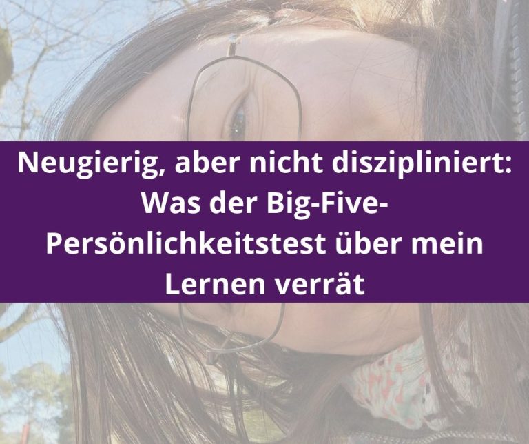 Martina Klinkowski mit Brille, den Kopf zur Seite gelegt, im Hintergrund Bäume und blauer Himmel. Darüber steht auf einem lila Balken der Titel „Neugierig, aber nicht diszipliniert: Was der Big-Five-Persönlichkeitstest über mein Lernen verrät“.