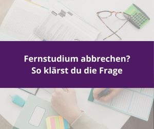 Schreibtisch von oben mit aufgeschlagenen Lehrbüchern, Brille, Taschenrechner, Textmarker und Haftnotizen, eine Hand schreibt in einen Planer; darüber ein lila Balken mit dem Text „Fernstudium abbrechen? So klärst du die Frage“