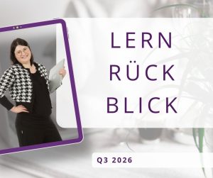 Martina Klinkowski im schwarz-weißen Hahnentritt-Cardigan mit Laptop unterm Arm, eingerahmt in einem lila Tablet-Rahmen. Daneben der Schriftzug „Lernrückblick“ und darunter „Q3 2026“ vor einem hellen Hintergrund mit Pflanze.